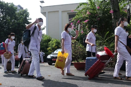 Lực lượng y tế Bệnh viện Quân y 175 lên đường tăng cường cho các địa phương trên địa bàn Thành phố Hồ Chí Minh.