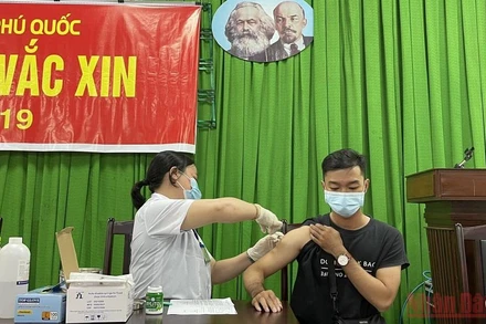 Kiên Giang đẩy nhanh tiến độ tiêm vaccine, phấn đấu đến 15/11 đạt 100% dân số từ 18 tuổi được tiêm 1 mũi vaccine phòng Covid-19. (Ảnh: VIỆT TIẾN)