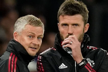 Michael Carrick luôn ở sau Solskjaer trước khi đứng mũi chịu sào. (Ảnh: SkySports)