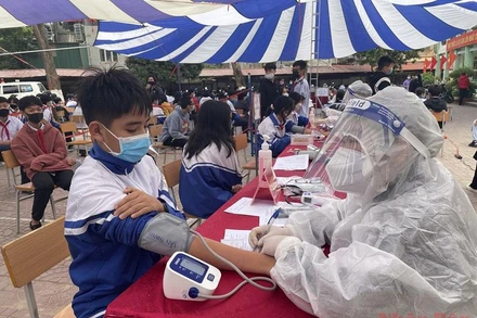 Khám sàng lọc trước tiêm cho học sinh Trường Trung học cơ sở Tân Bình, thành phố Điện Biên Phủ.