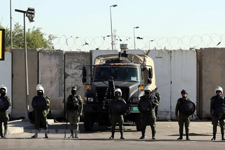 Binh sỹ Iraq gác tại khu vực Vùng Xanh ở Baghdad, sau vụ ám sát bất thành nhằm vào Thủ tướng Iraq Mustafa al-Kadhimi, ngày 7/11. (Ảnh: THX/TTXVN)