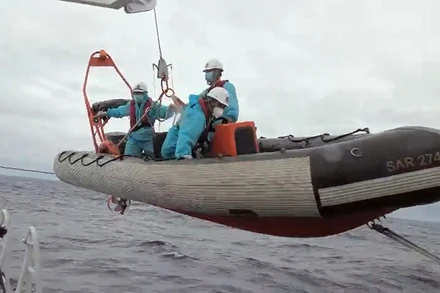 Các chiến sĩ tàu SAR vượt sóng to, gió lớn để tiếp cận tàu có thuyền viên bị nạn.