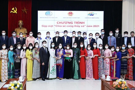 Thứ trưởng Giáo dục và Đào tạo Ngô Thị Minh và các đại biểu chương trình "Chia sẻ cùng thầy cô" năm 2021.