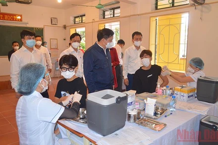 Lãnh đạo tỉnh Thái Bình kiểm tra việc tiêm vaccine ngừa Covid-19 cho trẻ em tại thành phố Thái Bình.