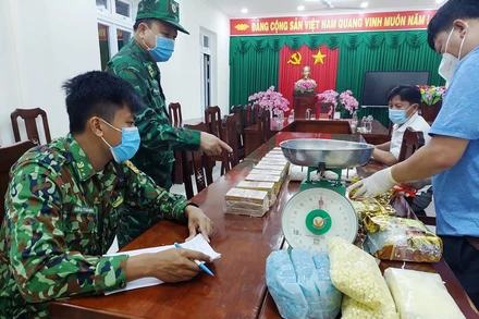 Lực lượng chức năng kiểm đếm tang vật nghi ma túy do 2 đối tượng Sok Na Thy Ta và Cháp Đa Nê vận chuyển vào Việt Nam. 