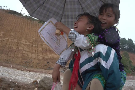 Cảnh trong phim tài liệu “Những đứa trẻ trong sương” của đạo diễn Hà Lệ Diễm. (Ảnh chụp màn hình)