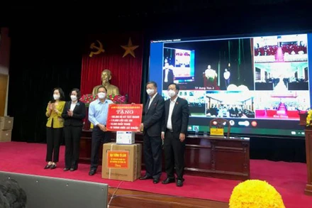 Nhân dịp tiếp xúc cử tri, Bộ trưởng Công an Tô Lâm trao tặng tỉnh Hưng Yên vaccine và kit test nhanh để phòng, chống dịch Covid-19.