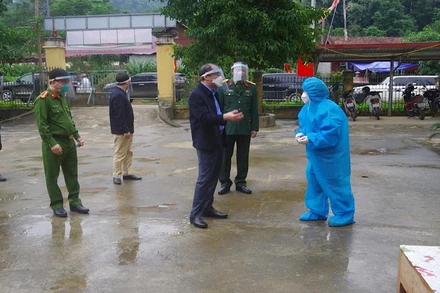 Bí thư Tỉnh ủy Tuyên Quang Chẩu Văn Lâm thăm hỏi cán bộ y tế và kiểm tra cơ sở vật chất khu cách ly huyện Lâm Bình.