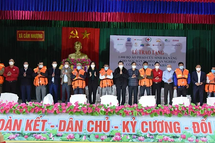 Nguyên Chủ tịch nước Trương Tấn Sang và đại diện lãnh đạo Hội Chữ thập đỏ Việt Nam, tỉnh Hà Tĩnh cùng các nhà tài trợ trao áo phao đa năng cho ngư dân xã Cẩm Nhượng (Cẩm Xuyên). 