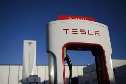 Biểu tượng Tesla tại một trạm sạc điện của hãng ở Hawthorne, California. (Ảnh: TTXVN)