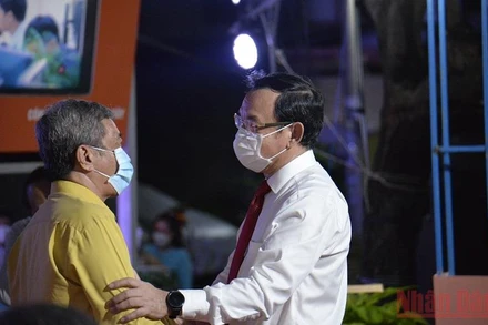 Đồng chí Nguyễn Văn Nên thăm hỏi 1 hộ dân ở khu phố 3, phường Linh Tây, thành phố Thủ Đức, Thành phố Hồ Chí Minh.