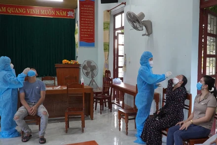 Lấy mẫu xét nghiệm cho người dân xã Quảng Phương, huyện Quảng Trạch.