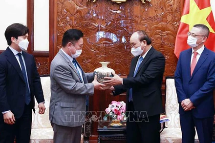 Chủ tịch nước Nguyễn Xuân Phúc tiếp ông Lý Xương Căn. (Ảnh: TTXVN)