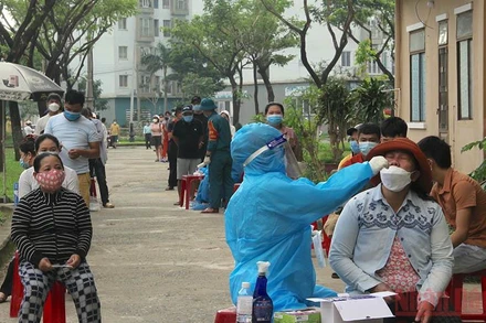 Xét nghiệm tầm soát dịch Covid-19 tại phường Nại Hiên Đông, quận Sơn Trà. (Ảnh: ANH ĐÀO)