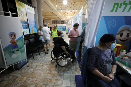 Người dân chờ tiêm liều vaccine ngừa Covid-19 thứ ba tại Jerusalem, tháng 8/2021. (Ảnh: Reuters)