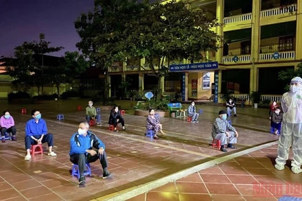 Việc lấy mẫu xét nghiệm SARS-CoV-2 ở vùng nguy cơ cao luôn được ngành y tế Hải Dương tiến hành khẩn trương. (Ảnh: NGUYỄN QUỐC VINH)