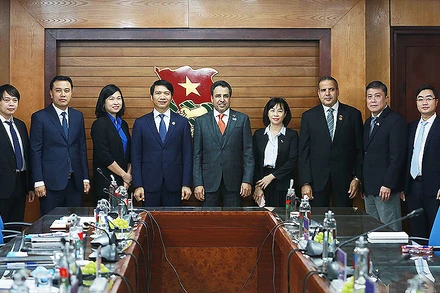 Đồng chí Nguyễn Ngọc Lương, Bí thư Trung ương Đoàn, Chủ tịch Hội Liên hiệp thanh niên Việt Nam (thứ 4 từ trái sang trong ảnh), ông Obaid Saeed Obaid Bintaresh Al Dhaheri, Đại sứ UAE tại Việt Nam (thứ 5 từ trái sang trong ảnh) cùng đại diện các đơn vị liên quan tại buổi làm việc.