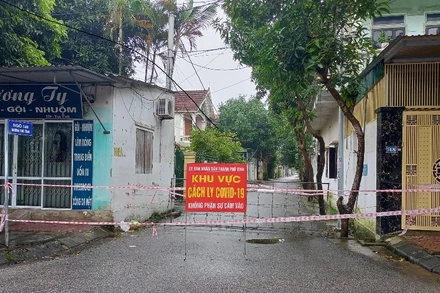 Thành phố Vinh lập chốt ngăn người ra vào các khu dân cư xuất hiện F0.