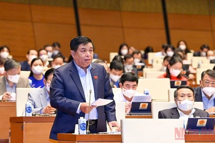 Bộ trưởng Kế hoạch và Đầu tư Nguyễn Chí Dũng trả lời vấn đề đại biểu Quốc hội nêu. (Ảnh: LINH NGUYÊN)