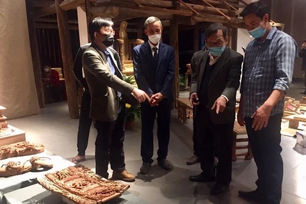 Khách tham quan đến với các sản phẩm điêu khắc của làng nghề Áng Phao.