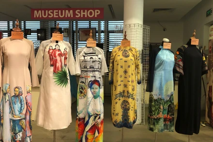 Trưng bày áo dài của các nhà tạo mẫu tặng Bảo tàng tại Bảo tàng Phụ nữ Việt Nam. 