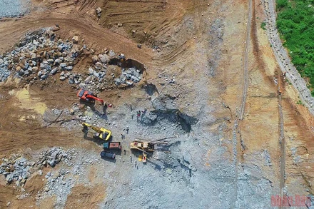 Các đơn vị thi công triển khai mặt bằng thi công hầm đường bộ Núi Vung thuộc dự án cao tốc Cam Lâm-Vĩnh Hảo.