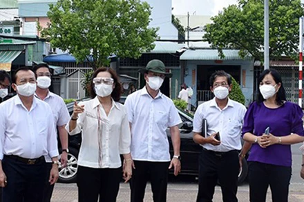 Đồng chí Lê Thị Ái Nam, Phó Bí thư Thường trực Tỉnh ủy Bạc Liêu (thứ hai từ trái qua) kiểm tra, chỉ đạo công tác phòng, chống dịch Covid-19 tại các địa phương trong tỉnh.