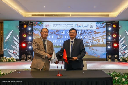 Ông Lê Viết Tám, WWF-Việt Nam và ông Nguyễn Song, Phó Chủ tịch UBND TP Huế bắt tay cam kết đưa TP Huế trở thành đô thị giảm nhựa. 