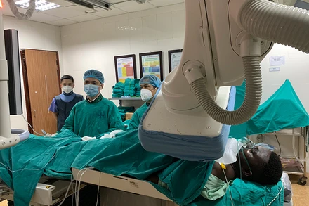 Các bác sĩ Bệnh viện đa khoa tỉnh cấp cứu thành công ca bệnh nhồi máu cơ tim cấp là người nước ngoài.