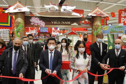 Bộ trưởng Nguyễn Hồng Diên cùng đại diện Tập đoàn Carrefour và Công ty T&T FOODS cắt băng khai mạc Tuần hàng Việt Nam.