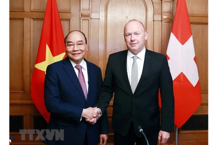 Tiếp tục thăm chính thức Liên bang Thụy Sĩ, chiều 26/11/2021(theo giờ địa phương), Chủ tịch nước Nguyễn Xuân Phúc gặp Chủ tịch Hội đồng Quốc gia Liên bang Thụy Sĩ Andreas AEBI. (Ảnh: Thống Nhất/TTXVN)