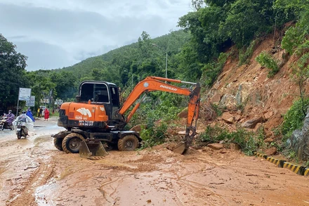 Hiện trường vụ sạt lở núi trên Quốc lộ 1D đoạn qua phường Ghềnh Ráng, thành phố Quy Nhơn, tỉnh Bình Định.
