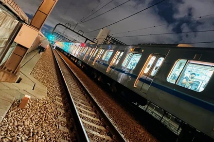 Hành khách đi bộ dọc theo đường ray sau vụ tấn công bằng dao trên tàu tại Tokyo, ngày 6/8. (Ảnh: Reuters)