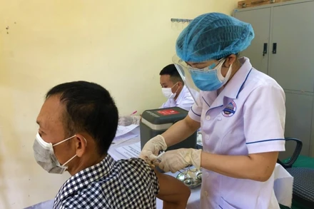 Huyện Minh Hóa (Quảng Bình) tiêm vaccine cho người lao động trở về từ phía nam.
