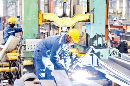 Lao động tại Công ty Cổ phần Cơ khí xây lắp thương mại Minh Cường, cụm công nghiệp Nguyên Khê, Hà Nội (Ảnh minh họa: PHƯƠNG ANH).