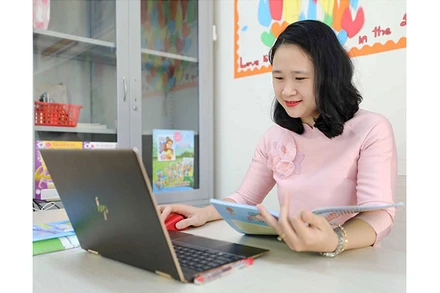 Giờ dạy học trực tuyến của giáo viên Trường tiểu học Thăng Long (quận Hoàn Kiếm, Hà Nội). Ảnh: THANH TÙNG