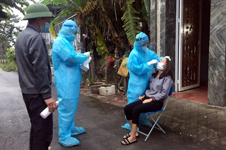 Lấy mẫu xét nghiệm cho người dân tại xã Bồ Sao. (Ảnh: Bích Phượng)