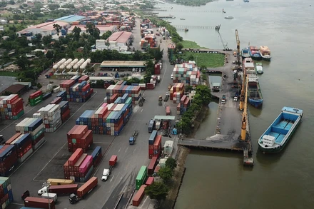 Hoạt động xuất nhập khẩu hàng hóa tại Cảng Đồng Nai.