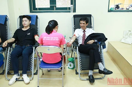 Thầy Hà Xuân Nhâm tham gia hiến máu nhân đạo.