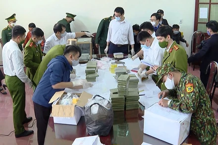 Lực lượng chức năng tiến hành kiểm đếm số lượng lớn ma túy bị bắt giữ.