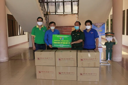 Anh Phạm Chí Trung đại diện Đoàn thanh niên PVFCCo trao tặng vật tư y tế cho Khu cách ly, Bệnh viện dã chiến Củ Chi.