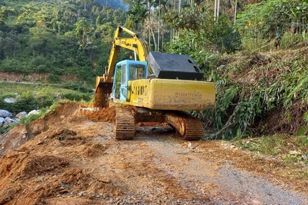 Huy động phương tiện khắc phục các điểm sạt lở.