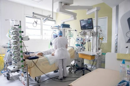 Chăm sóc bệnh nhân nhiễm Covid tại bệnh viện ở Pháp. (Ảnh: Ouest-france)