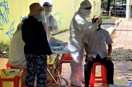 Ngành Y tế tổ chức test nhanh kháng nguyên SARS-CoV-2 sàng lọc bóc tách F0 ra khỏi cộng đồng trên địa thành phố Buôn Ma Thuột.