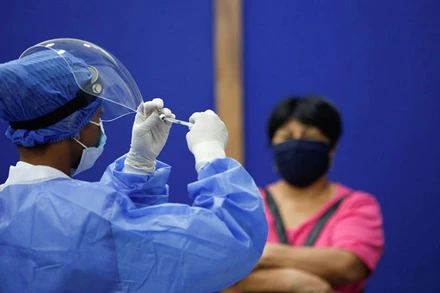 Điểm tiêm chủng tại Viện Công nghệ Bolivaria tại Ecuador, tháng 4/2021. (Ảnh: Reuters)