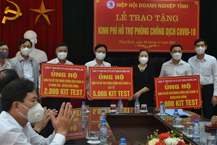 Các doanh nghiệp trao tặng gói hỗ trợ cho các địa phương ở Thái Bình chống dịch.