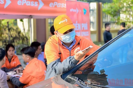 Nhân viên Công ty cổ phần Giao thông số (VDTC), thuộc Tập đoàn Viettel triển khai dán thẻ thu phí điện tử không dừng ePass cho các phương tiện.