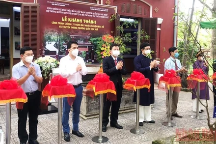 Lãnh đạo Sở Văn hóa và Thể thao, Bảo tàng Hồ Chí Minh cùng các ban, ngành cắt băng khánh thành công trình Nhà lưu niệm Bác Hồ và truyền thống Trường Quốc Học Huế.