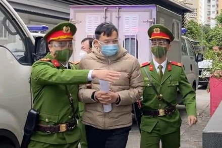 Các bị cáo trong vụ án được dẫn giải đến khu vực xét xử.