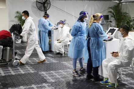 Hành khách xét nghiệm Covid-19 trước khi khởi hành, bên ngoài ga đi quốc tế tại sân bay Sydney, Australia, ngày 29/11/2021. (Ảnh: Reuters)